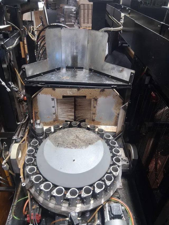 CNC tool changer and rotary tool holder before dry-ice blasting